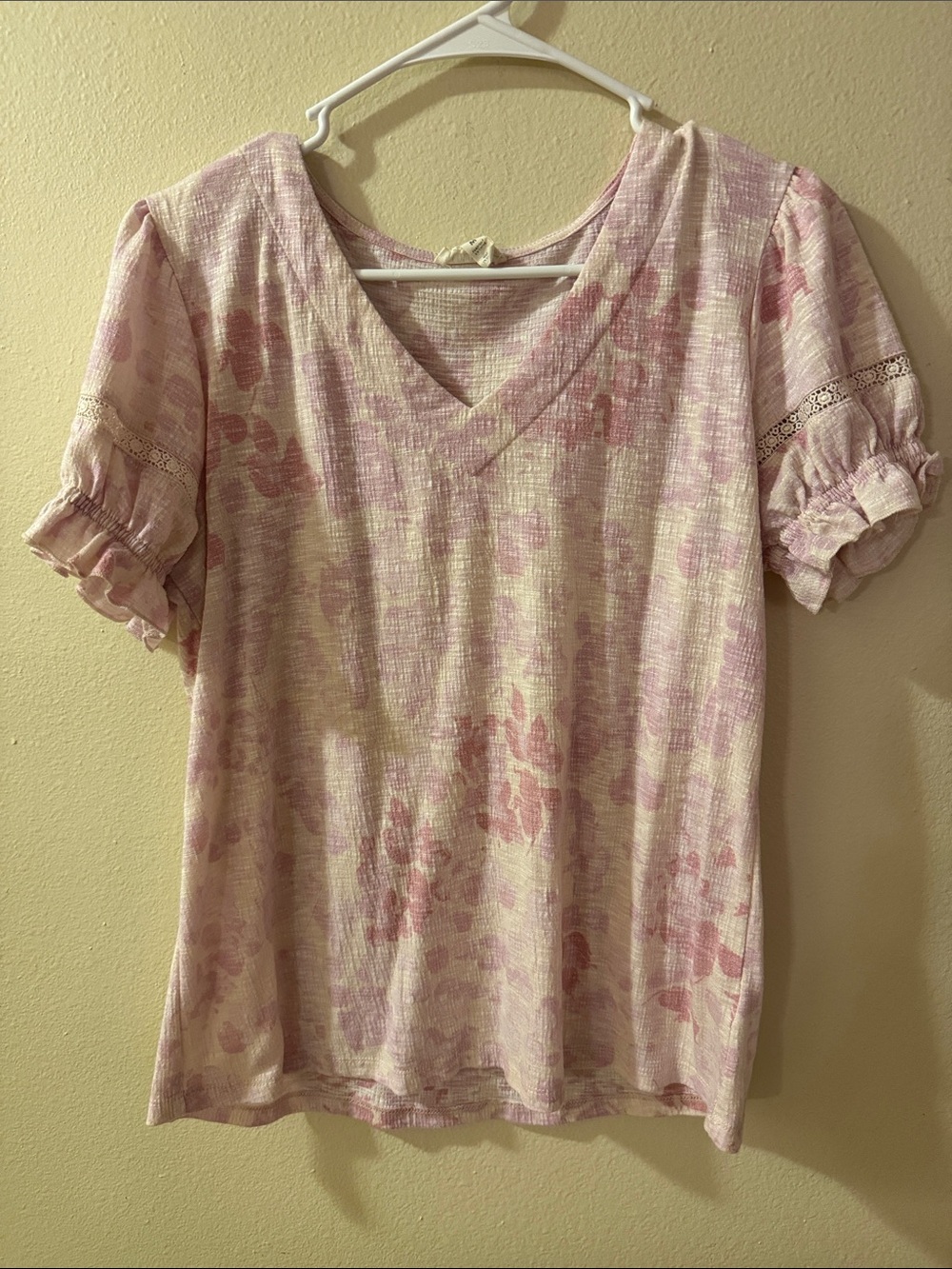 Light Pink Floral V-Neck Short Sleeve Tee with Puff Sleeves